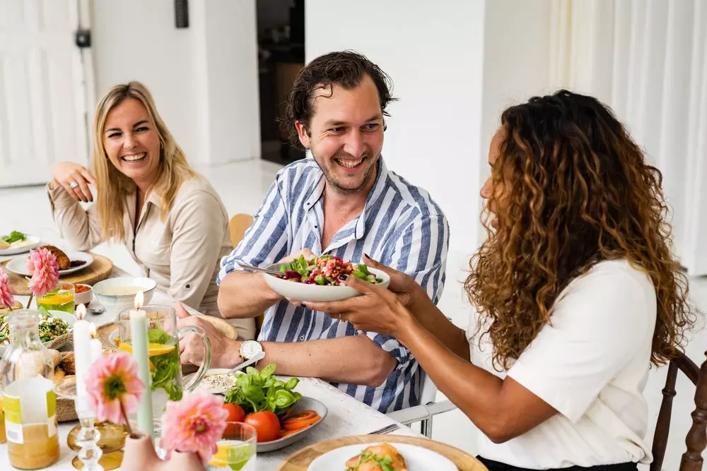 Medewerkers aan tafel